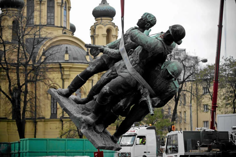 Pomnik Czterech śpiących w Warszawie to sztandarowy przykład upolityczniania historii.