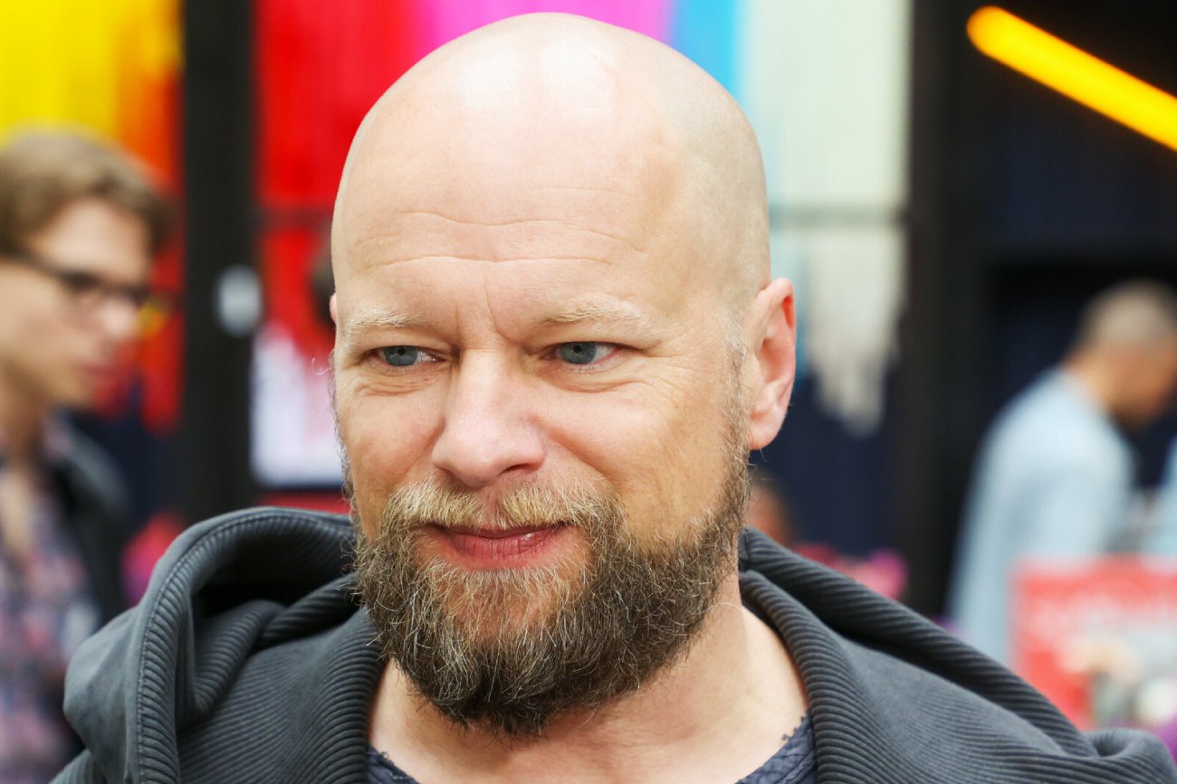 Maciej Stuhr wybrał PKP i skończył na schodku. Nie chciał wzbudzać sensacji