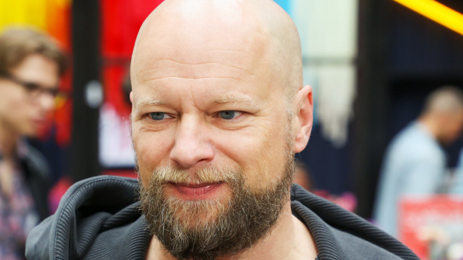 Maciej Stuhr wybrał PKP i skończył na schodku. Nie chciał wzbudzać sensacji