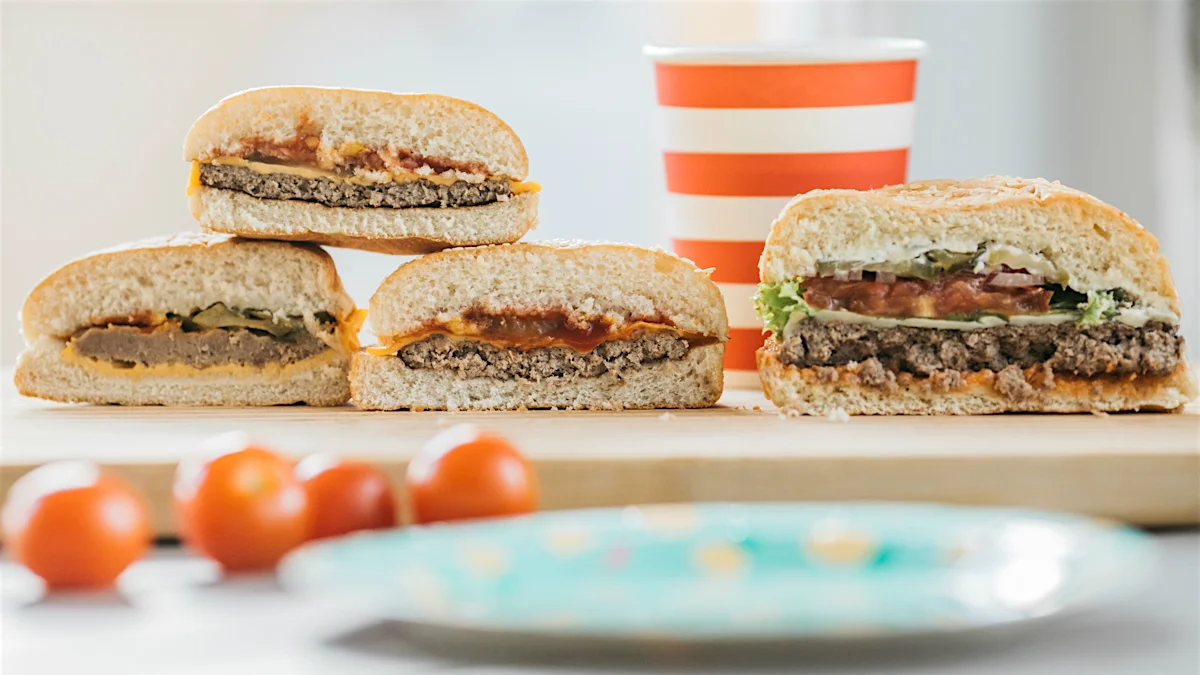 Od lewej: Lidl, Burger King, Bobby Burger. Na górze: McDonald's