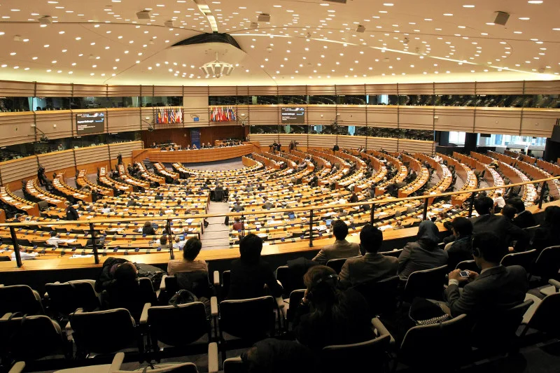 Parlament Europejski w pełni poparł dziś działania Komisji Europejskiej podejmowane w sprawie Polski.