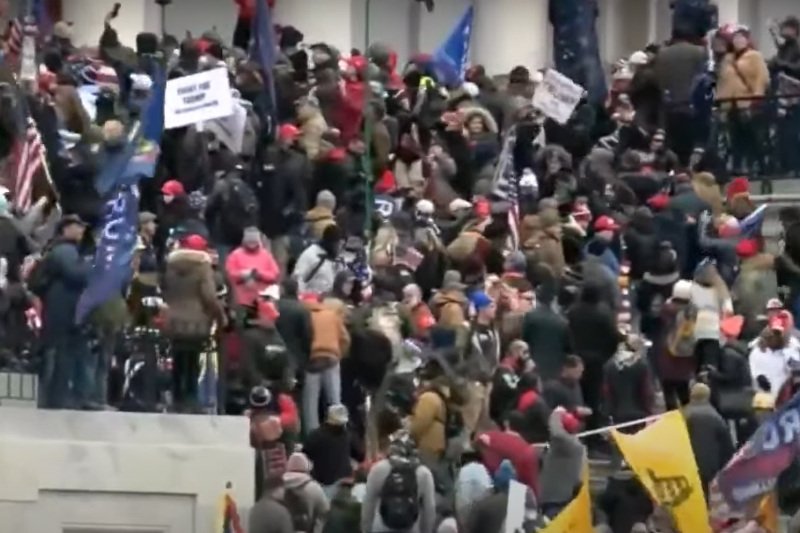 W trakcie szturmu zginęły cztery osoby, 14 policjantów zostało rannych, a 52 protestujących zatrzymano.