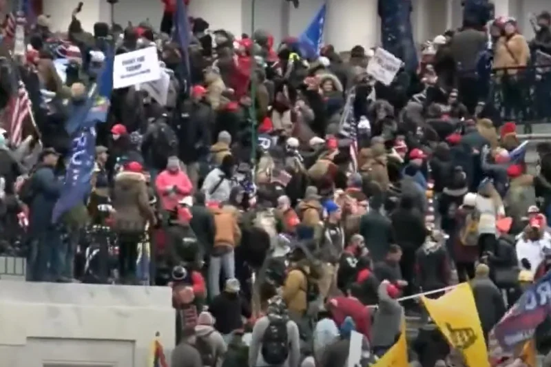 W trakcie szturmu zginęły cztery osoby, 14 policjantów zostało rannych, a 52 protestujących zatrzymano.