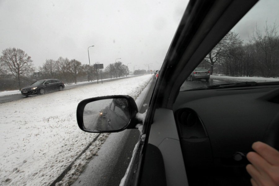 W wielu miejscach Polski spadły opady śniegu. Na Pomorzu zostały zerwane linie energetyczne.