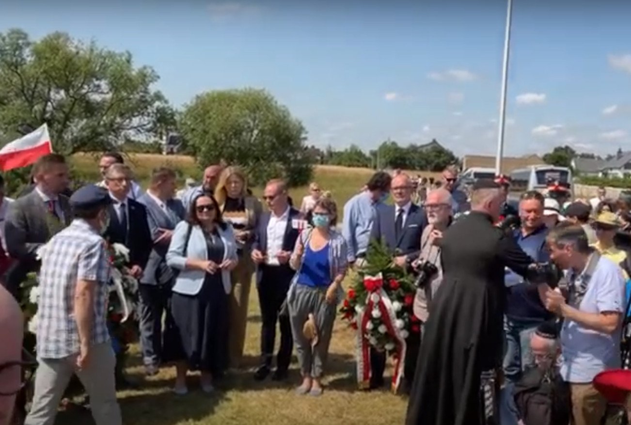 80. rocznica mordu Żydów w Jedwabnem. Trwają uroczystości pod pomnikiem.