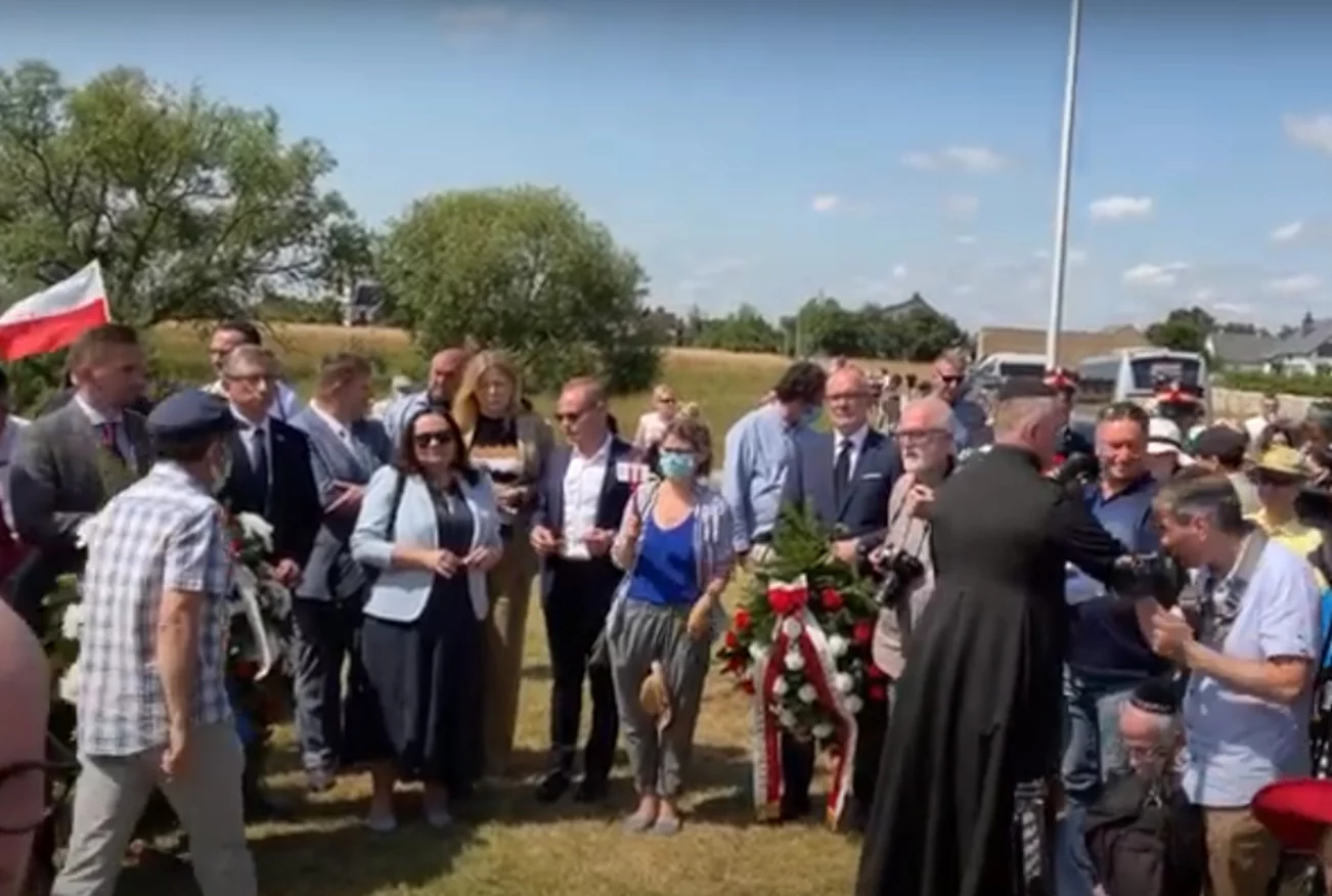 80. rocznica mordu Żydów w Jedwabnem. Trwają uroczystości pod pomnikiem.