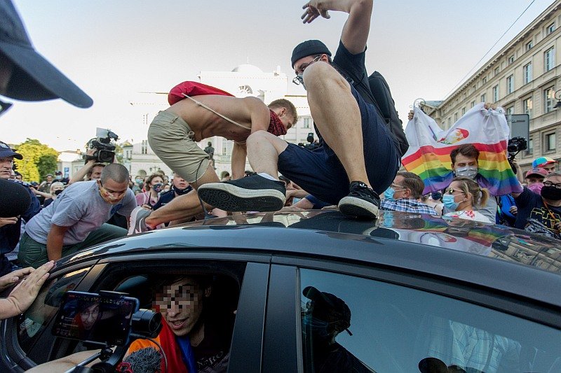 "Tylko walką można wyszarpać sobie wolność" - mówi w "Newsweeku" pisarka Sylwia Chutnik o eskalacji protestów LGBT. "Tylko walką można wyszarpać sobie wolność" - mówi w "Newsweeku" pisarka Sylwia Chutnik o eskalacji protestów LGBT.