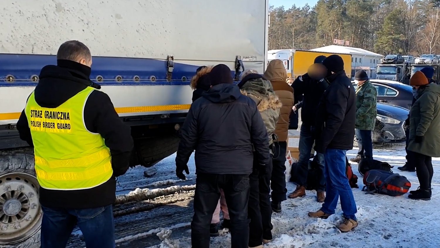 11 Afgańczyków podróżowało w naczepie tira. Kierowca nic o nich nie wiedział