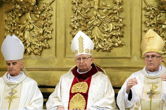 Diecezja kielecka, którą kieruje bp Kazimierz Ryczan (w środku), chce, by konkurs wiedzy o Biblii stał się konkursem kuratoryjnym