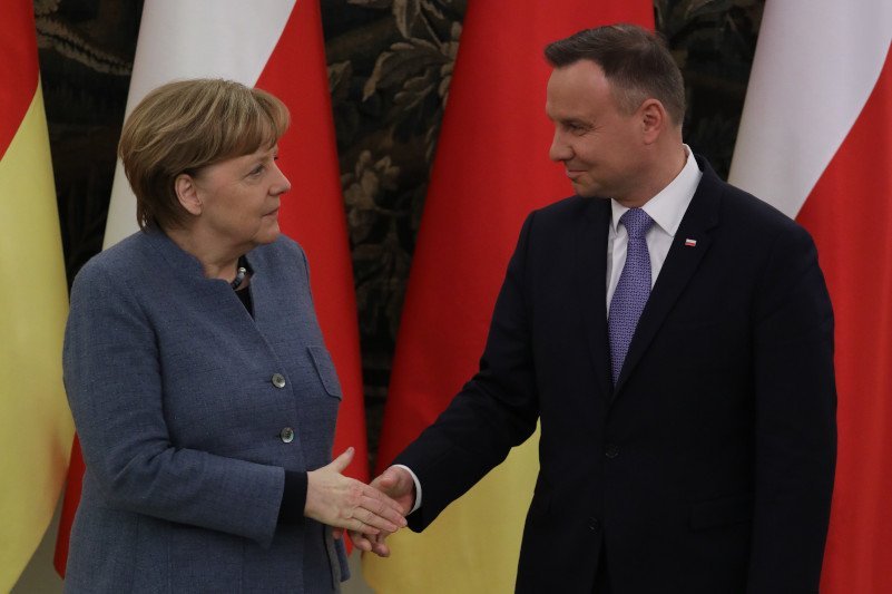 Niemcy i Polska popełniły w dużej mierze podobne błędy w walce z pandemią.