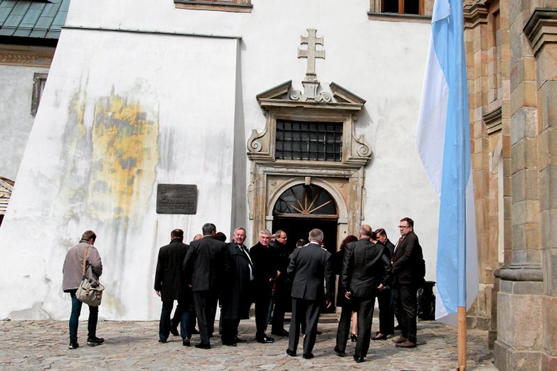 W maju w sanktuarium na Świętym Krzyżu gościli posłowie PiS, w tym minister Jan Szyszko. Teraz zwiedzali szefowie firmy odpowiedzialnej za obronność Polski. Podjęli decyzję o wsparciu finansowym klasztoru.