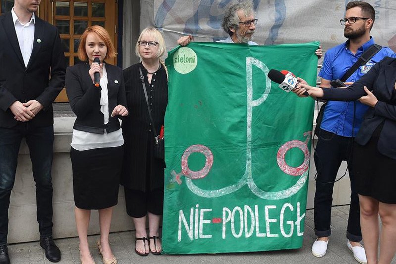 To za użycie tego transparentu podczas protestów w obronie praw kobiet działacze Partii Zieloni trafili przed sąd.