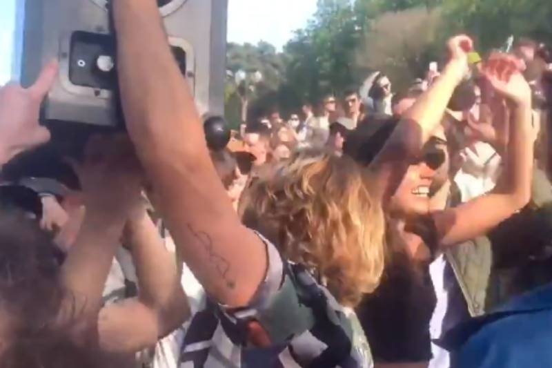 Słynny park Buttes-Chaumont w Paryżu został przekształcony w miniony weekend na klub na świeżym powietrzu.