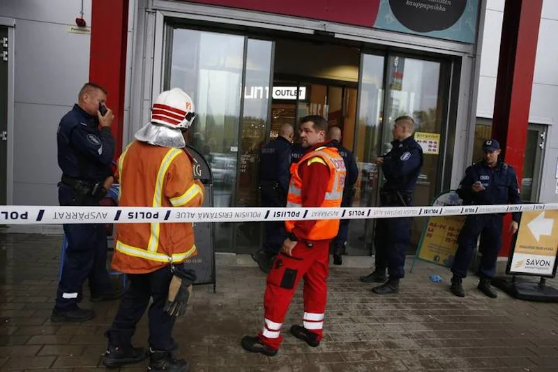 W Finlandii młody mężczyzna zabił mieczem jedną osobę, a dziewięć ranił zanim został zatrzymany przez policję.