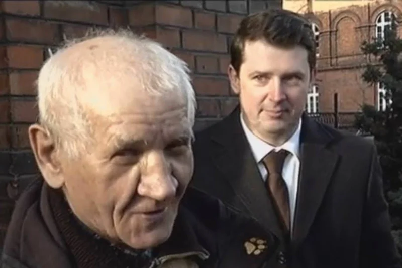 Feliks Meszka z Wojtaszakiem. Mężczyzna był przetrzymywany w szpitalu rybnickim przez 11 lat.
