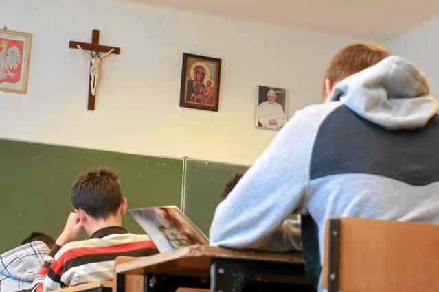 Lekcje religii w szkole - Kościół twierdzi, że Polacy są jej zwolennikami.