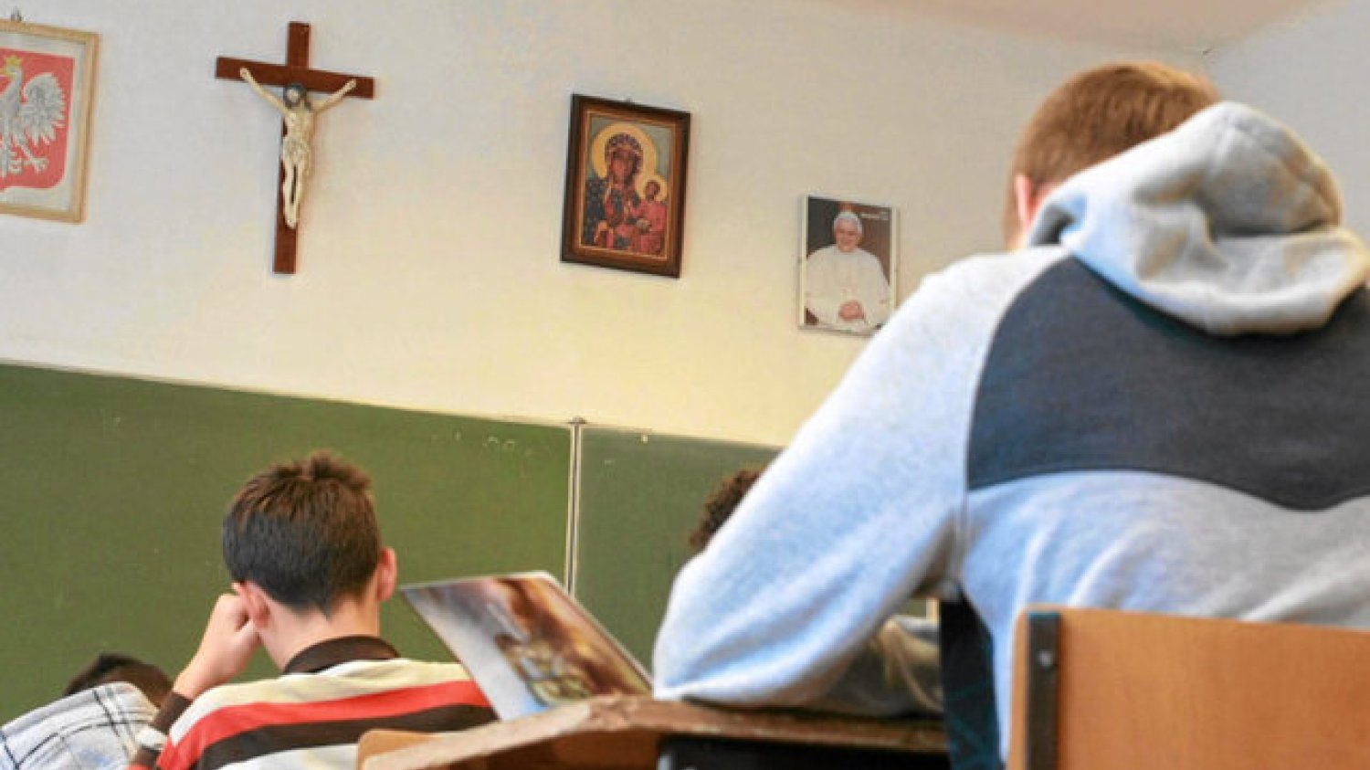 Lekcje religii w szkole - Kościół twierdzi, że Polacy są jej zwolennikami.