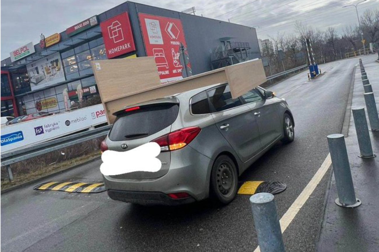 Katowice. Na dachu samochodu przewoził niezabezpieczony stelaż łóżka.