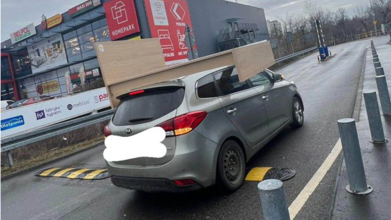 Katowice. Na dachu samochodu przewoził niezabezpieczony stelaż łóżka.