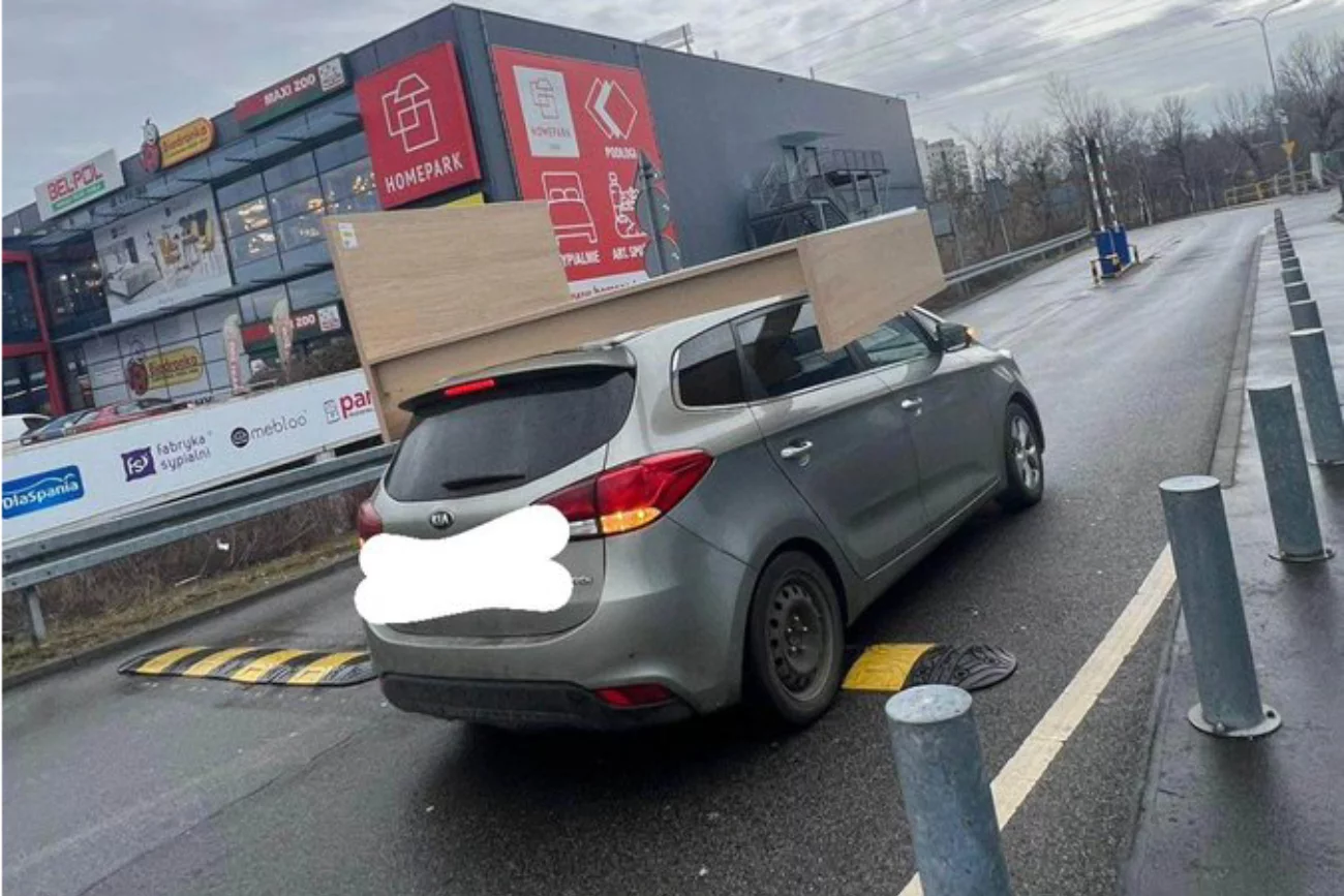 Katowice. Na dachu samochodu przewoził niezabezpieczony stelaż łóżka.