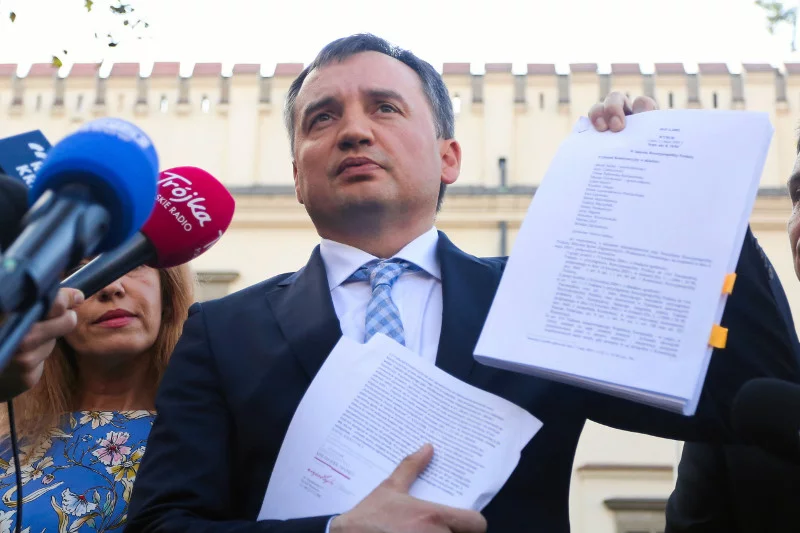 Zbigniew Ziobro zwrócił się do Trybunału Konstytucyjnego z wnioskiem o stwierdzenie niezgodności z polską konstytucją artykułu 267. o funkcjonowaniu Unii Europejskiej.