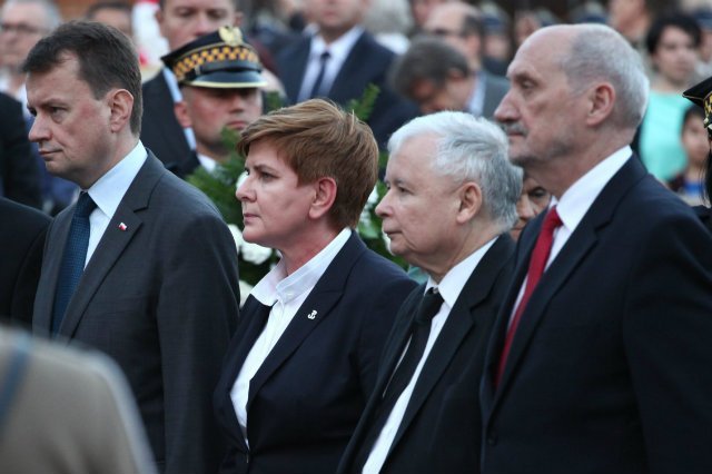 Mariusz Błaszczak, Beata Szydło, Jarosław Kaczyński i Antoni Macierewicz podczas obchodów roczniy Powstania Warszawskiego.