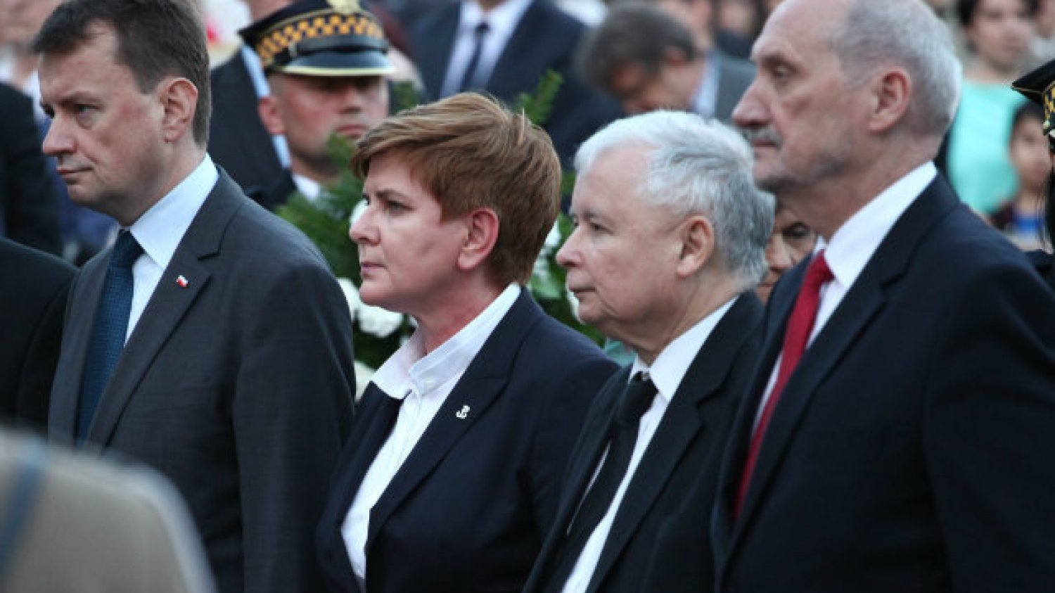 Mariusz Błaszczak, Beata Szydło, Jarosław Kaczyński i Antoni Macierewicz podczas obchodów roczniy Powstania Warszawskiego.