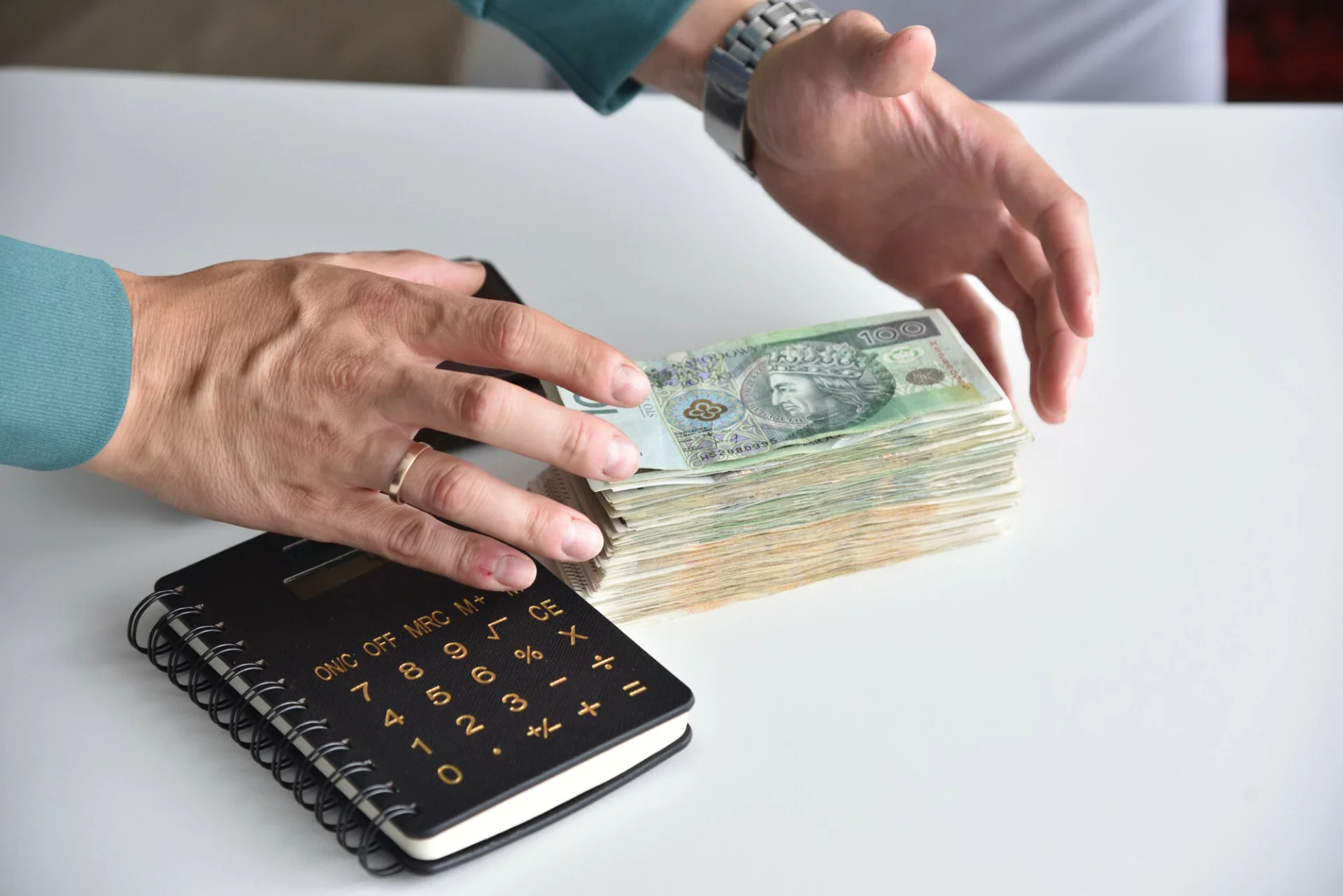 TSUE stanął po stronie skarbówki. Sprzedanie gruntu z pełnomocnikiem opodatkowane VAT Sprzedaż działki z pośrednikiem to prowadzanie działalności gospodarczej. Trzeba zapłacić VAT