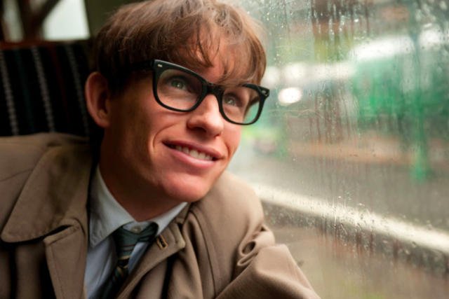 W filmie "Teoria wszystkiego" genialny Stephen Hawking pokazany jest jako mężczyzna, który miał powodzenie u kobiet.