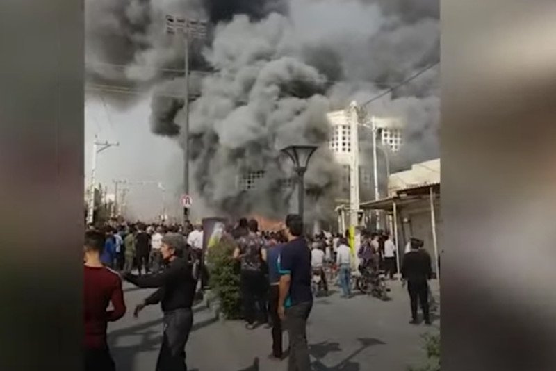 Wielkie protesty w Iranie wywołała podwyżka cen benzyny.