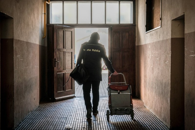 Listonosze mają dostarczyć 3 mln kart do głosowania korespondencyjnego.