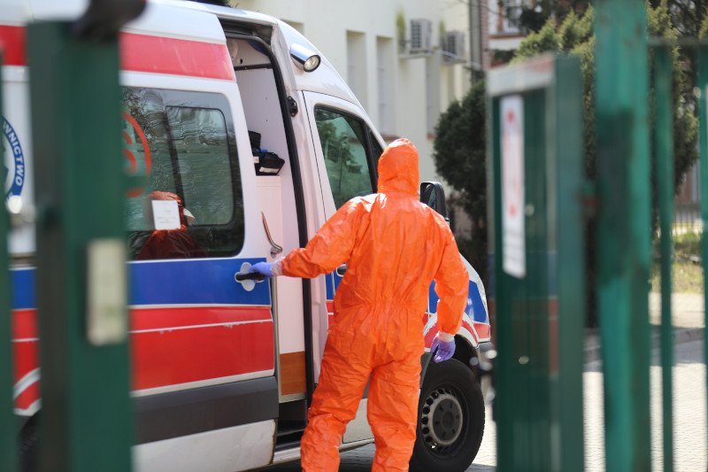 Ratownicy z Warszawy skarżą się na jakość maseczek ochronnych.