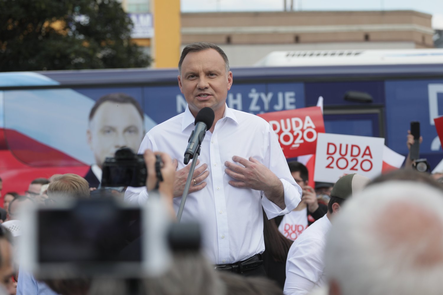 Serwis wPolityce.pl ostrzega wyborców Andrzeja Dudy przed oszustami, którzy nakleili nalepki na jego banery wyborcze.