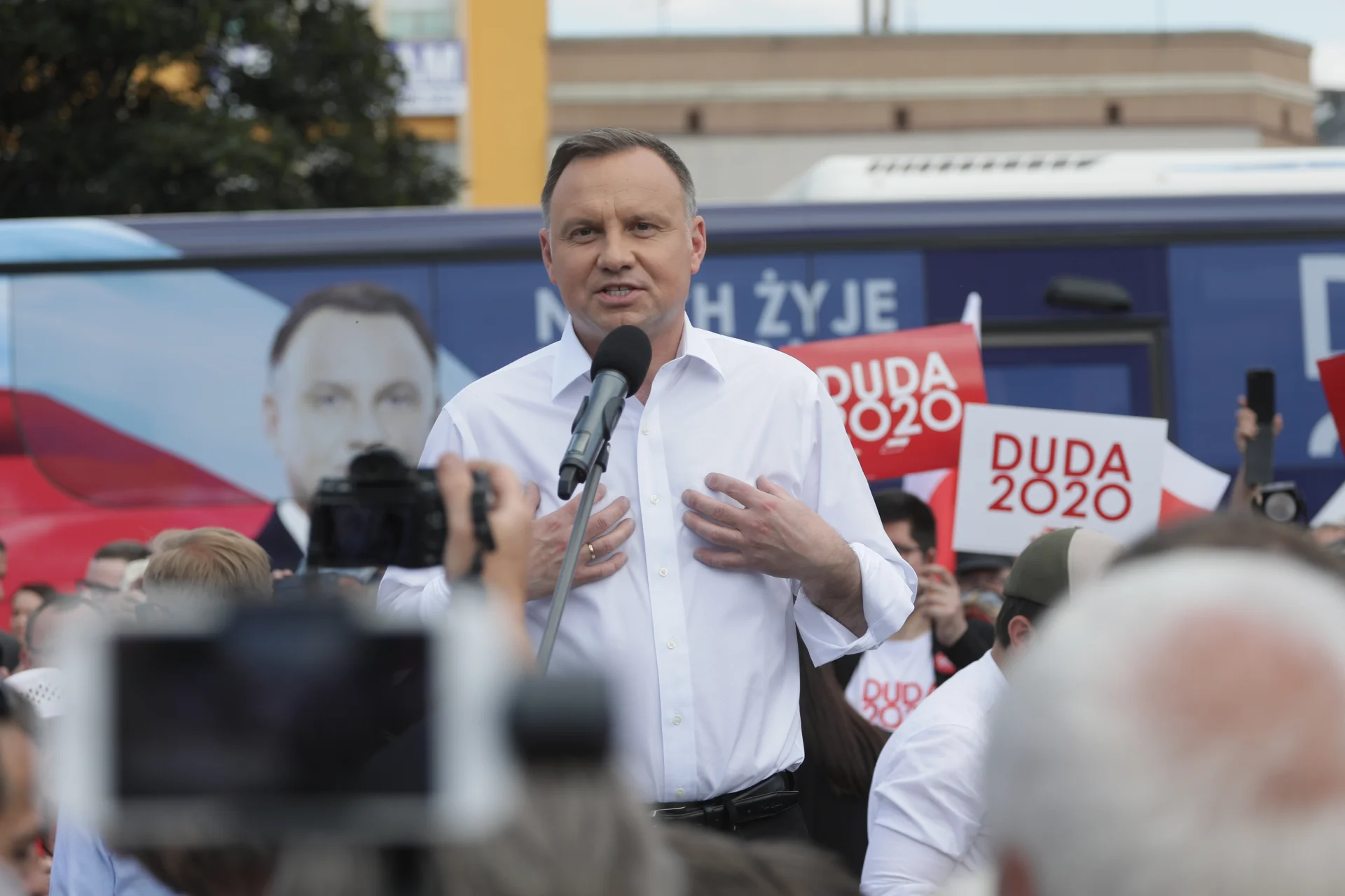 Serwis wPolityce.pl ostrzega wyborców Andrzeja Dudy przed oszustami, którzy nakleili nalepki na jego banery wyborcze.