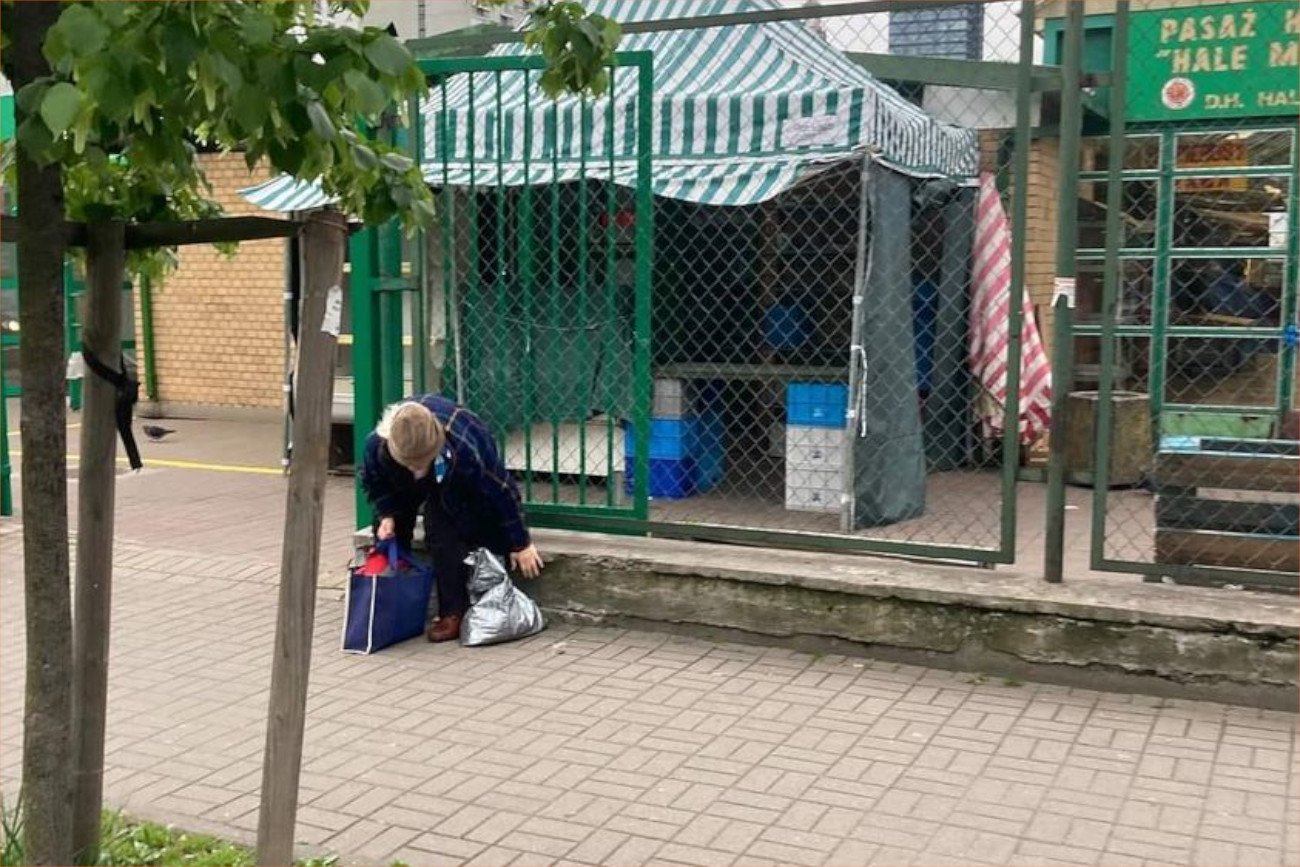 W sieci pojawił się apel o pomoc staruszce, która sprzedaje swoje ubrania, bo nie ma pieniędzy na leki.