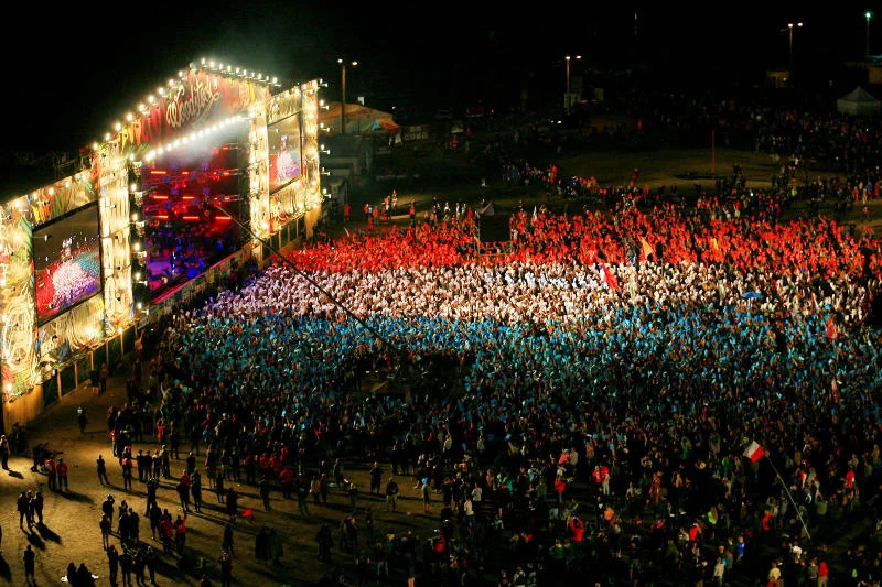 Hołd uczestników Festiwalu w Kostrzynie nad Odrą.