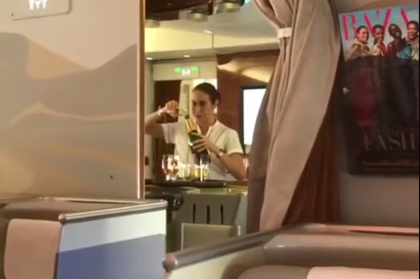 Stewardessa zlewała resztki szampana nie bez przyczyny.