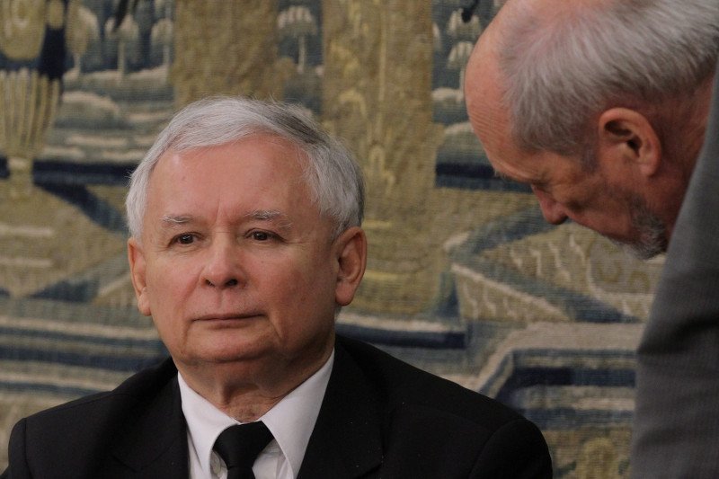 Czyżby manipulacja? Ten sondaż nie spodoba się władzy. Macierewicz i Kaczyński w czołówce... kategorii "nie ufam"