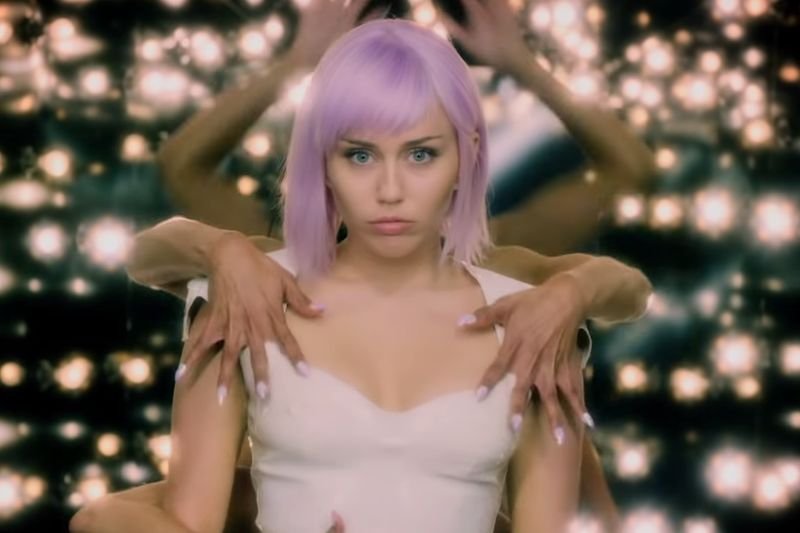 W piątym sezonie "Black Mirror" zobaczymy piosenkarkę Miley Cyrus.
