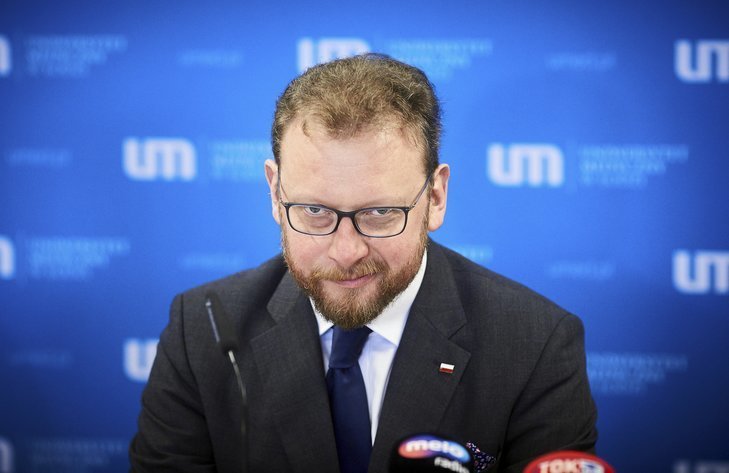 Rząd zniósł obowiązek noszenia maseczek mimo większej liczby przypadków, niż w dniu jego ogłoszenia