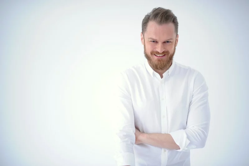 Piotr Bucki, zanim usłyszał diagnozę zaburzenia afektywnego dwubiegunowego, przez wiele lat uczył się na depresję.