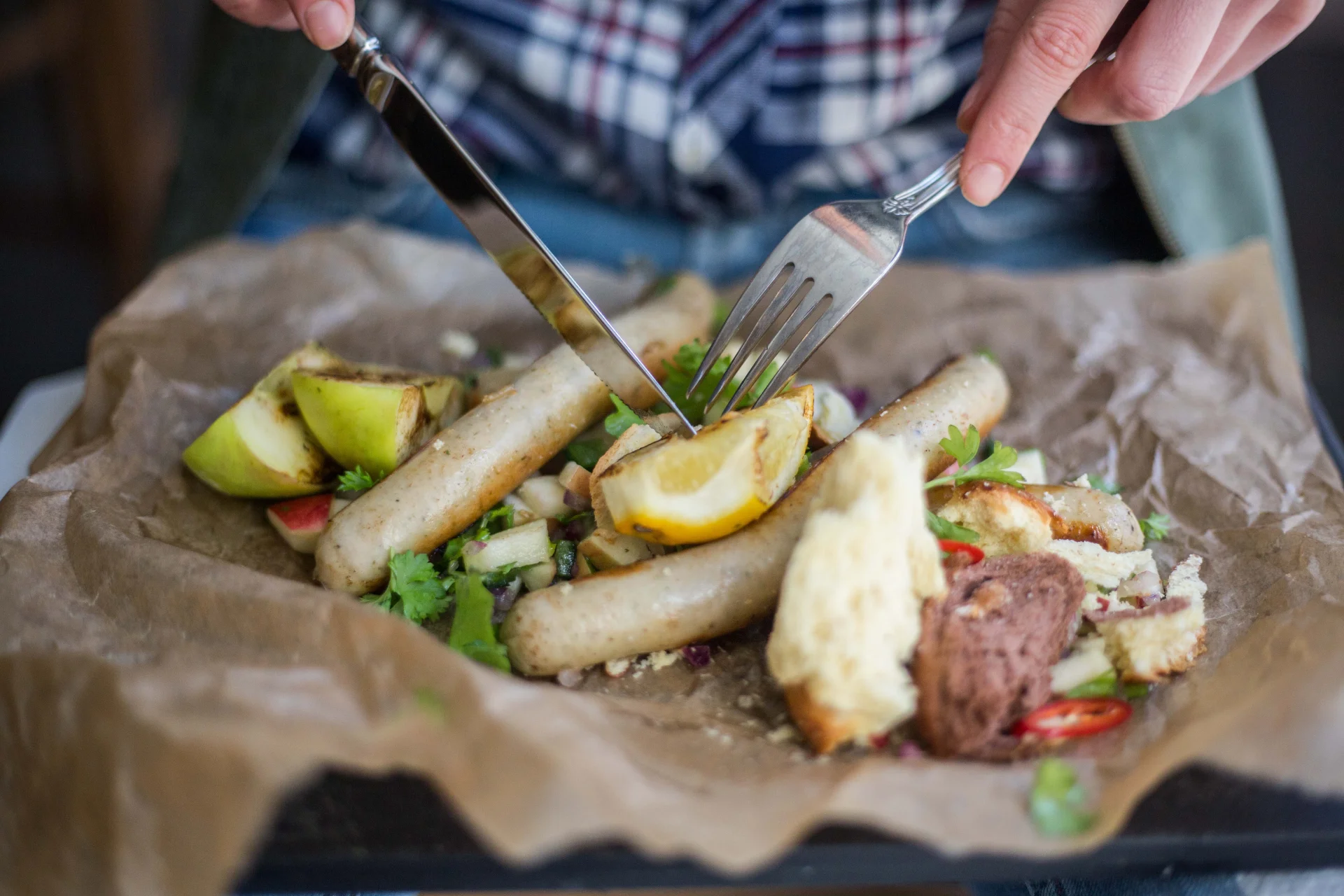 Grubą białą kiełbasę można zamienić na cienkie kiełbaski, które wyśmienicie smakują na słodko z salsą z mango albo z różnego rodzaju marynowanymi ogórkami.