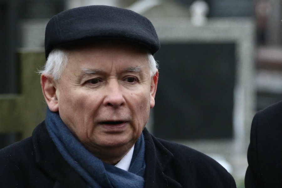 Ochroniarze zawieźli Jarosława Kaczyńskiego na Powązki pod sam grób jego matki Jadwigi Kaczyńskiej.