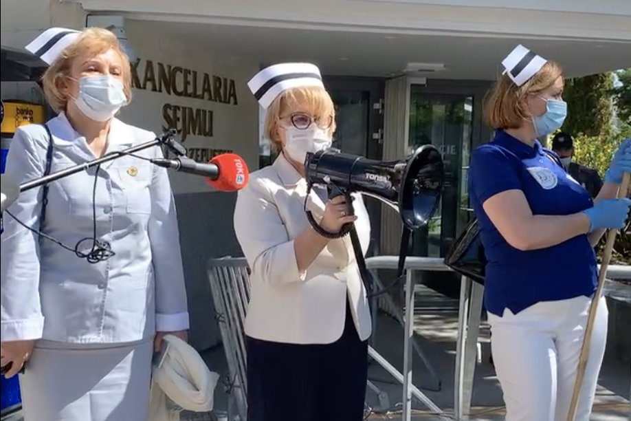 Protest pielęgniarek i położnych w Warszawie.