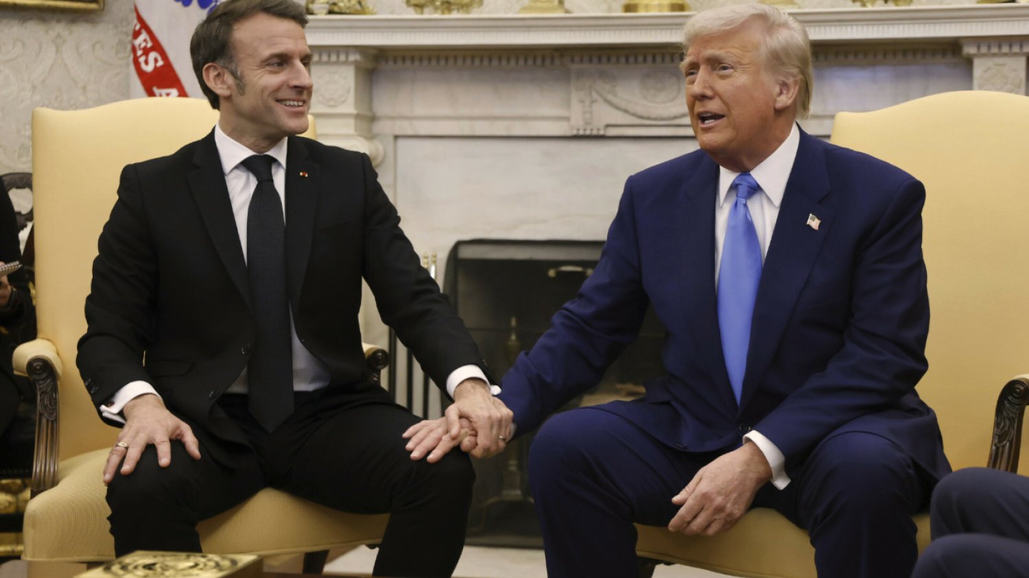 Klepanie po kolanie, uśmiechy, ale... Macron pokazał światu, jak rozmawiać z Trumpem Macron pokazał, jak trzeba rozmawiać z Trumpem. O tym spotkaniu jest głośno