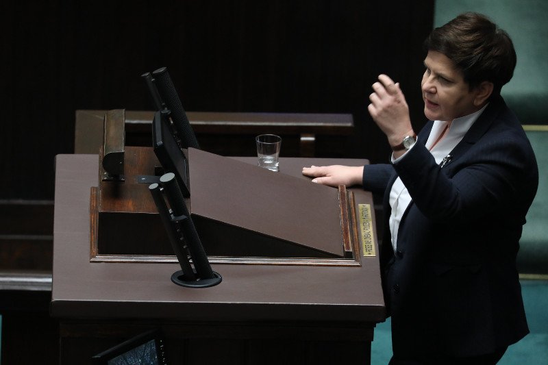 Polacy w sondażu ocenili, co myślą o nagrodach przyznanych przez Beatę Szydło. Nawet elektorat PiS ocenia te decyzje krytycznie.