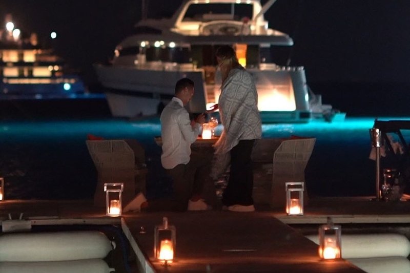 Piłkarz oświadczył się swojej dziewczynie w Grecji.