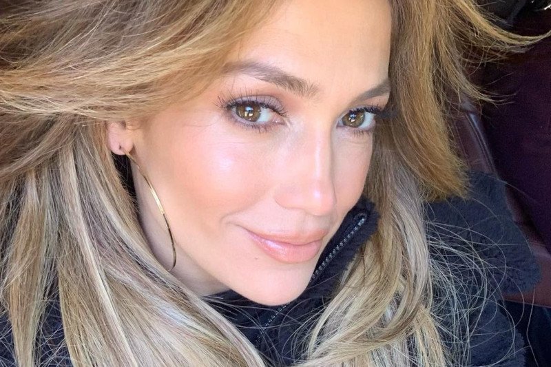 Jennifer Lopez postawiła na modne w tym sezonie strzyżenie grzywki.