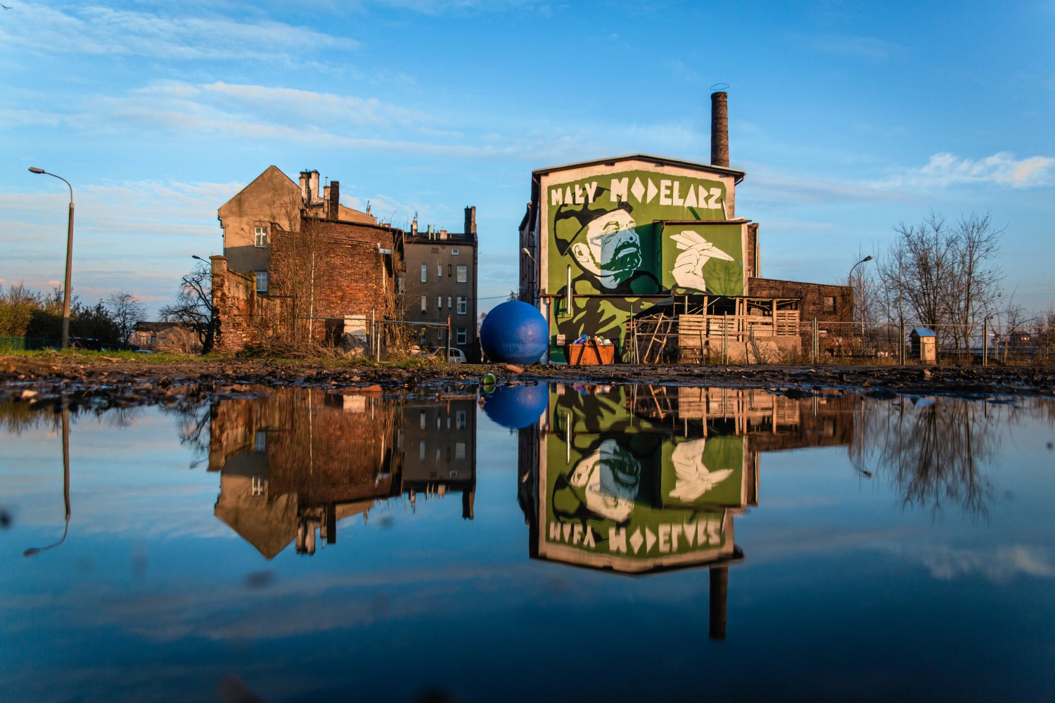Szef MON stał się bohaterem muralu. Na ścianie w Gdańsku pojawił się jako "mały modelarz".