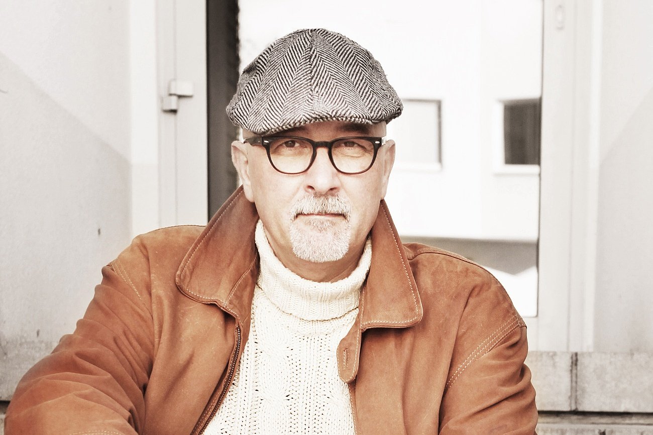 O specyfice literatury szpiegowskiej, wpływie wydarzeń geopolitycznych i krajowych na swoją twórczość, premierze powieści "Dystopia" i planach na przyszłość rozmawiamy z pisarzem piszącym pod pseudonimem "Vincent V. Severski".